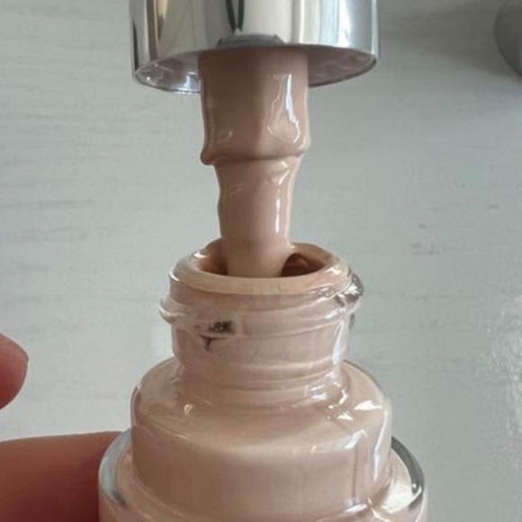 SOLD -Becca foundation, Joise Maran foundation and Laura Mercier Highlighter - Picture 5 of 9